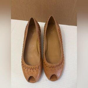 Frye Tess Skimmer Wedge Braided Leather Studs Peep Toe 8.5M  has a small peeling